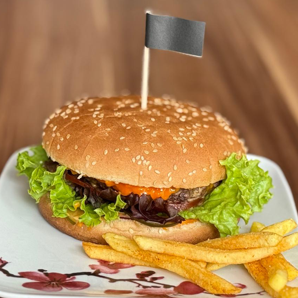 Burger-Menü mit Pommes frites und Getränk nach Wahl