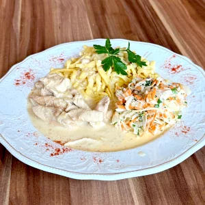 Hähnchenfilet in Rahmsauce · Spätzle · Möhren-Krautsalat mit Koriander & Minze