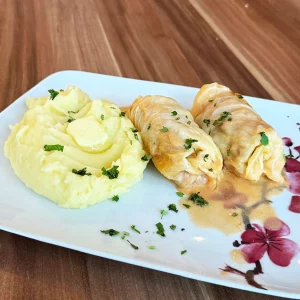 Kohlrouladen mit Kartoffelpüree & frischem Salat