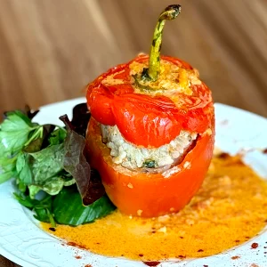Gefüllte Paprikaschote mit Hackfleisch · Blattsalat mit Gurken, Kirschtomaten und Joghurtdressing
