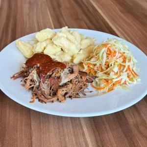 Pulled Pork mit Kartoffelklößen und Möhren-Apfel-Salat mit Kümmel