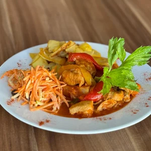 Putenfleisch mit Gemüse · Bratkartoffeln · Möhrensalat mit Apfel, Rosinen und Nüssen