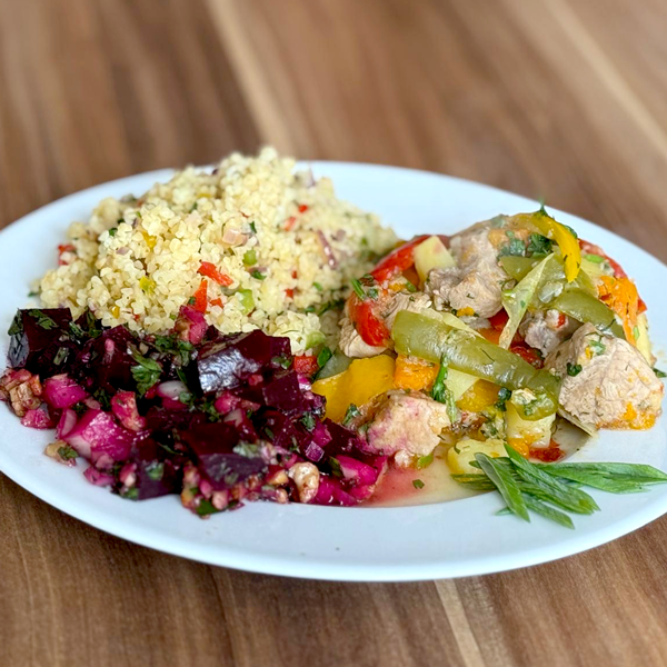 Rindfleisch mit Gemüse · Bulgur mit frischen Kräutern · Rote-Bete-Salat mit Nüssen