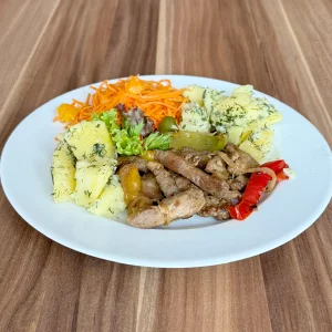 Schweinefleisch mit Gemüse · Salzkartoffeln mit Kräutern · Möhren-Orangen-Salat mit Zitrone
